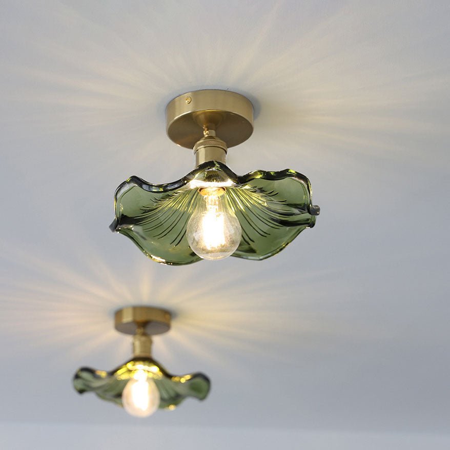Szklana lampa sufitowa w kształcie hibiskusa