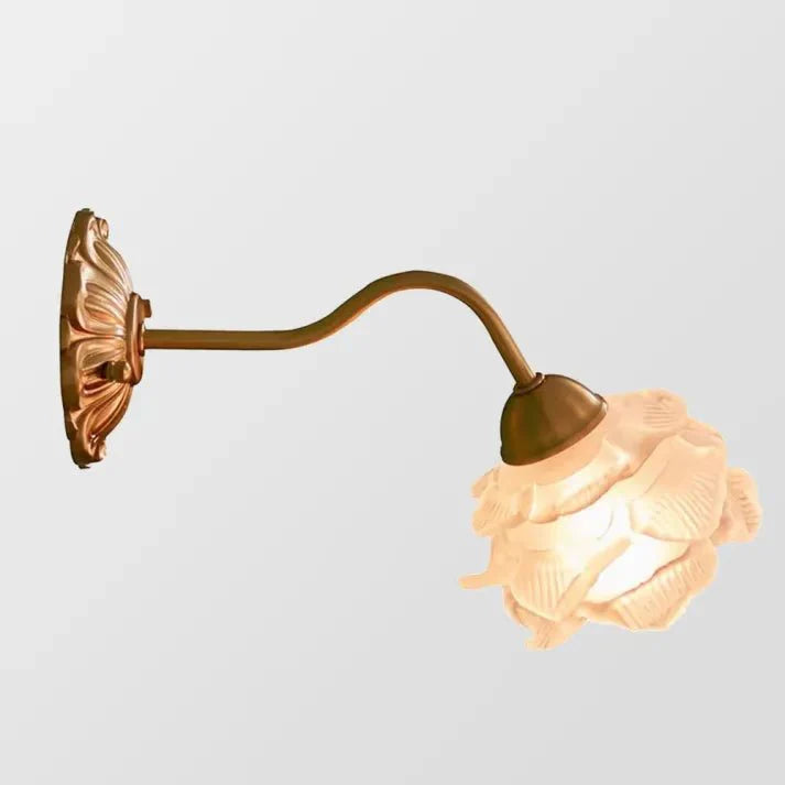 Vintage mosiężna lampa ścienna w kształcie kwiatowego płatka