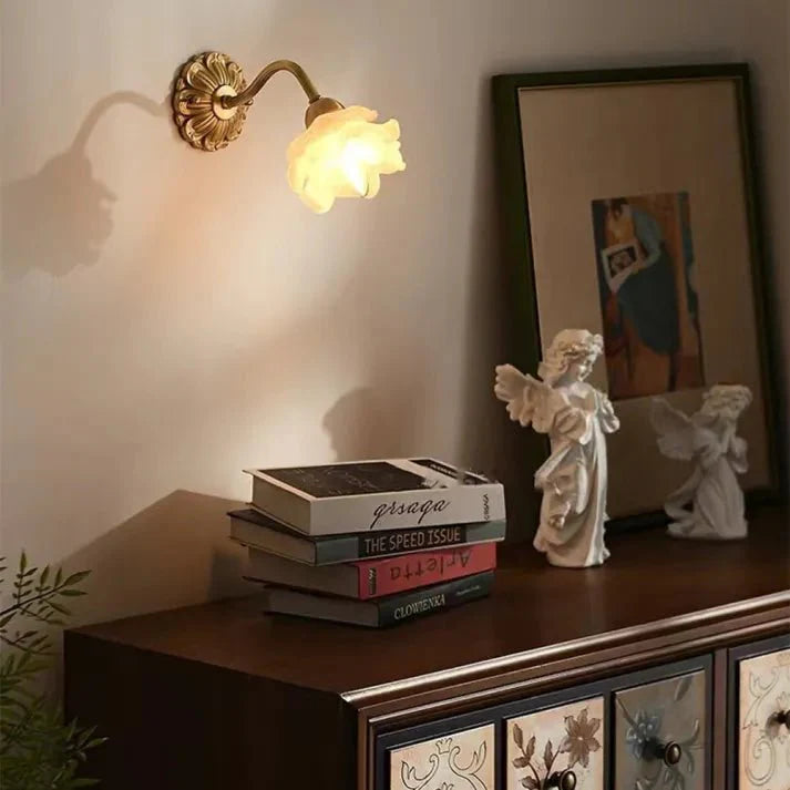 Vintage mosiężna lampa ścienna w kształcie kwiatowego płatka