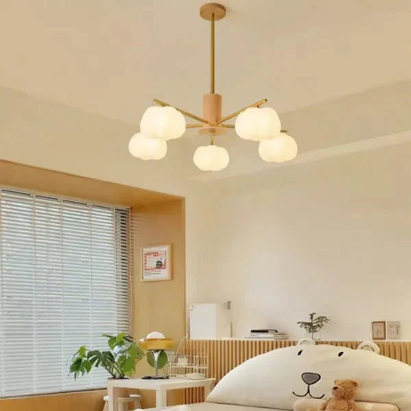 Kreatywna lampa wisząca w salonie z drewna i kul bawełnianych