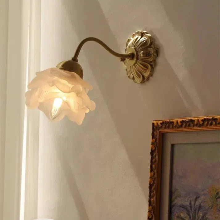 Vintage mosiężna lampa ścienna w kształcie kwiatowego płatka