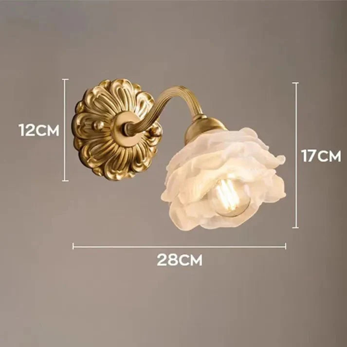 Vintage mosiężna lampa ścienna w kształcie kwiatowego płatka