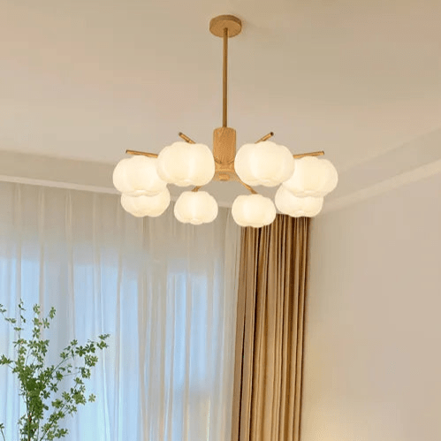 Kreatywna lampa wisząca w salonie z drewna i kul bawełnianych