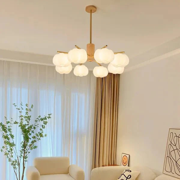 Kreatywna lampa wisząca w salonie z drewna i kul bawełnianych