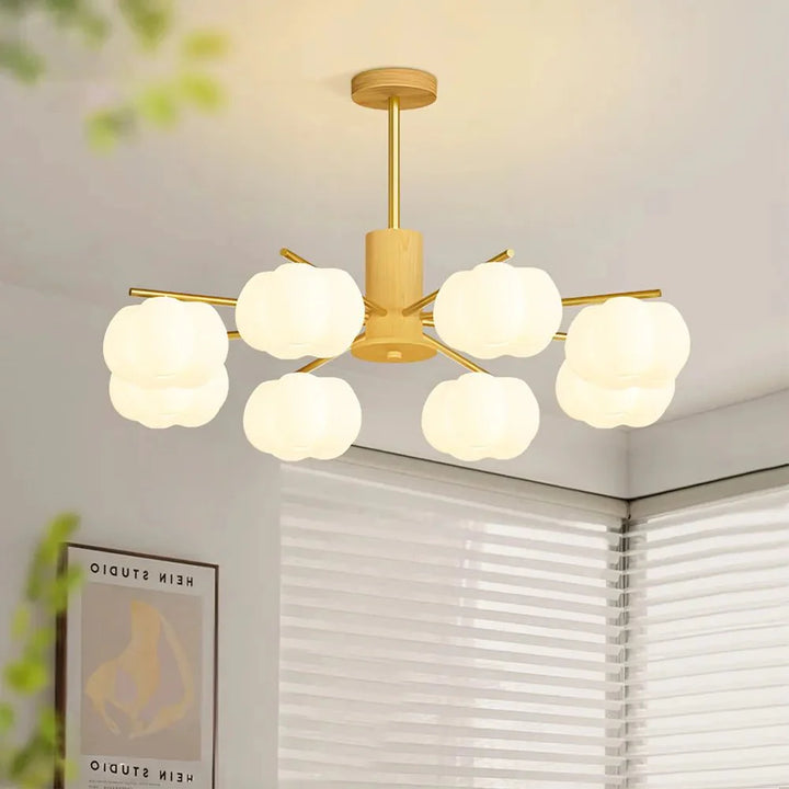 Kreatywna lampa wisząca w salonie z drewna i kul bawełnianych