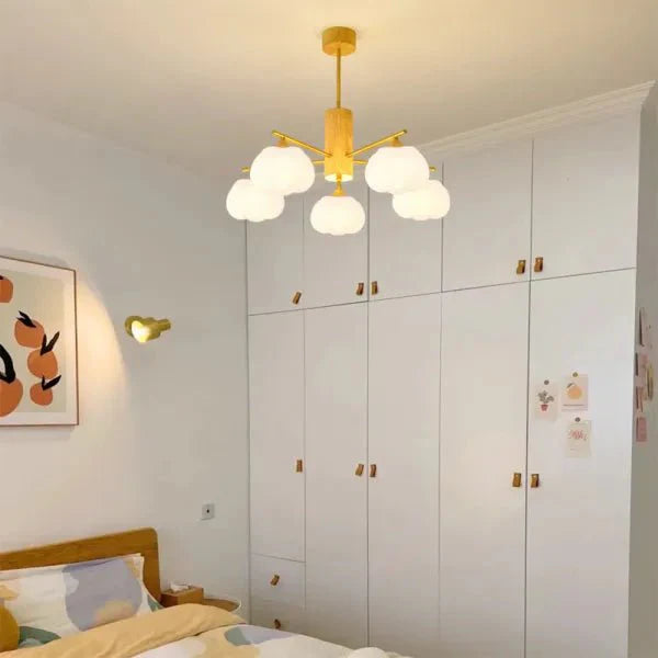 Kreatywna lampa wisząca w salonie z drewna i kul bawełnianych