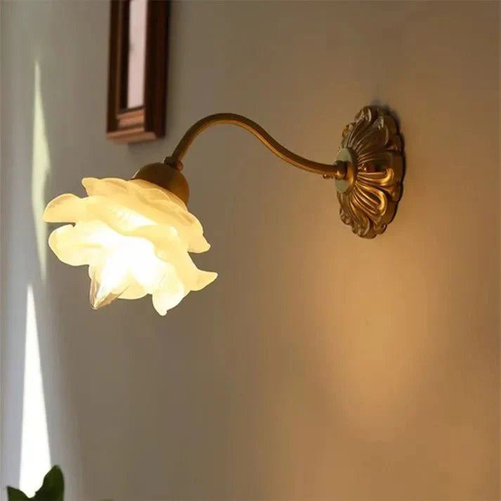 Vintage mosiężna lampa ścienna w kształcie kwiatowego płatka