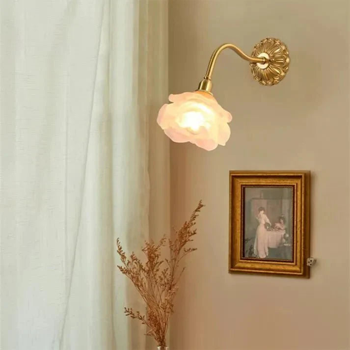 Vintage mosiężna lampa ścienna w kształcie kwiatowego płatka