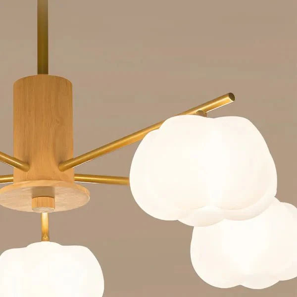 Kreatywna lampa wisząca w salonie z drewna i kul bawełnianych