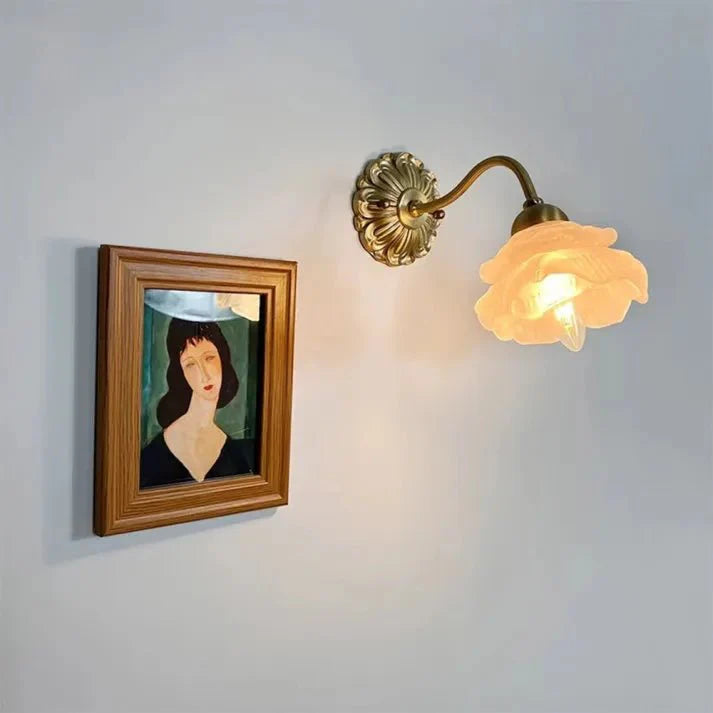 Vintage mosiężna lampa ścienna w kształcie kwiatowego płatka
