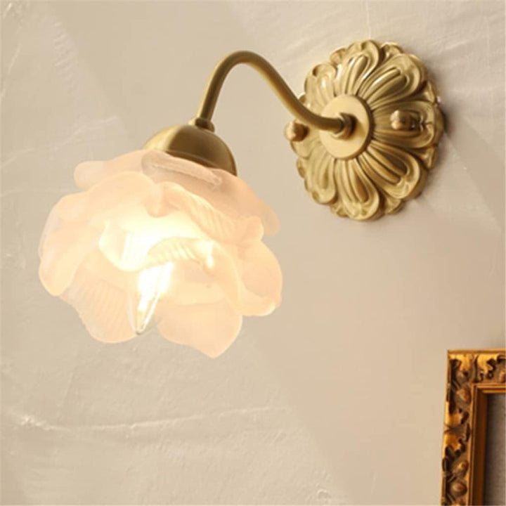 Vintage mosiężna lampa ścienna w kształcie kwiatowego płatka