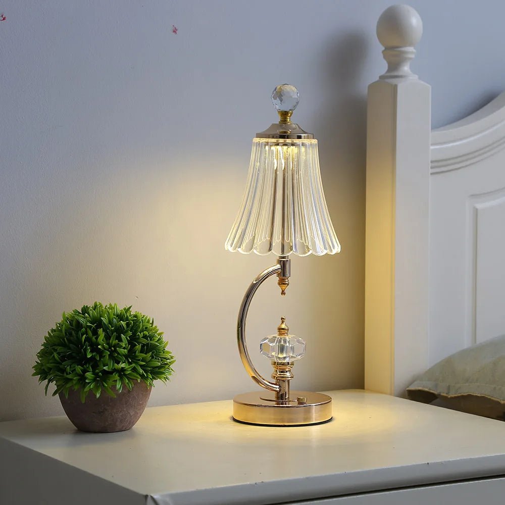 Vintage złota lampa stołowa wykonana z kryształu