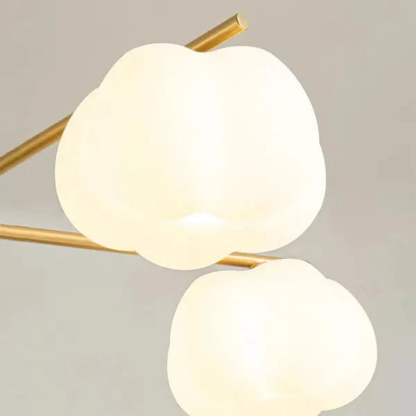 Kreatywna lampa wisząca w salonie z drewna i kul bawełnianych