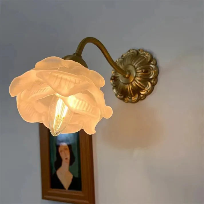 Vintage mosiężna lampa ścienna w kształcie kwiatowego płatka