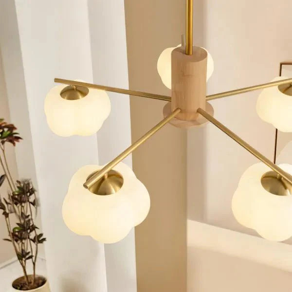 Kreatywna lampa wisząca w salonie z drewna i kul bawełnianych