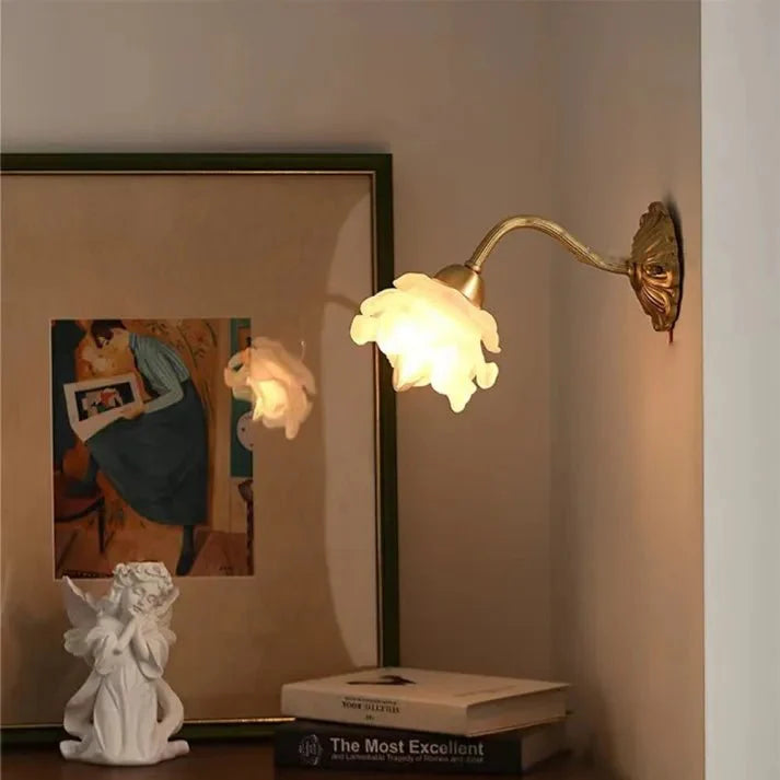 Vintage mosiężna lampa ścienna w kształcie kwiatowego płatka