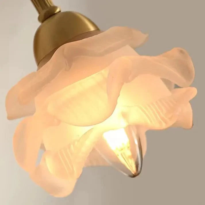 Vintage mosiężna lampa ścienna w kształcie kwiatowego płatka
