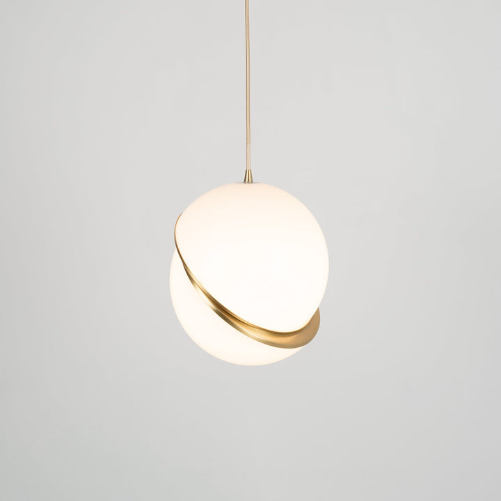 Lampa wisząca w kształcie półksiężyca