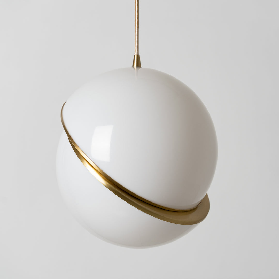 Lampa wisząca w kształcie półksiężyca