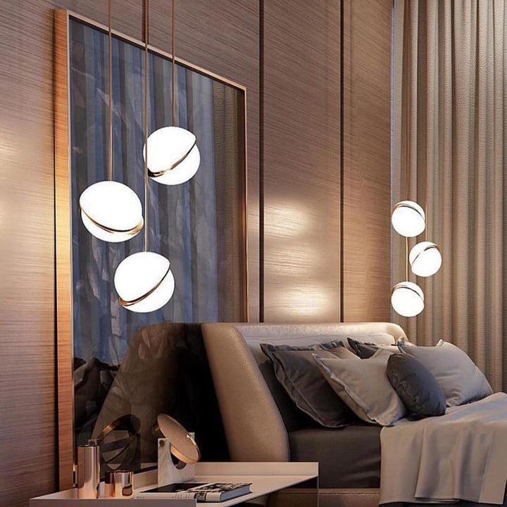 Lampa wisząca w kształcie półksiężyca