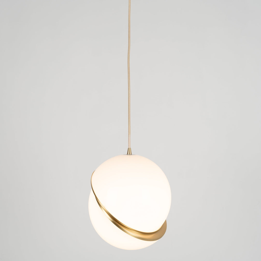 Lampa wisząca w kształcie półksiężyca