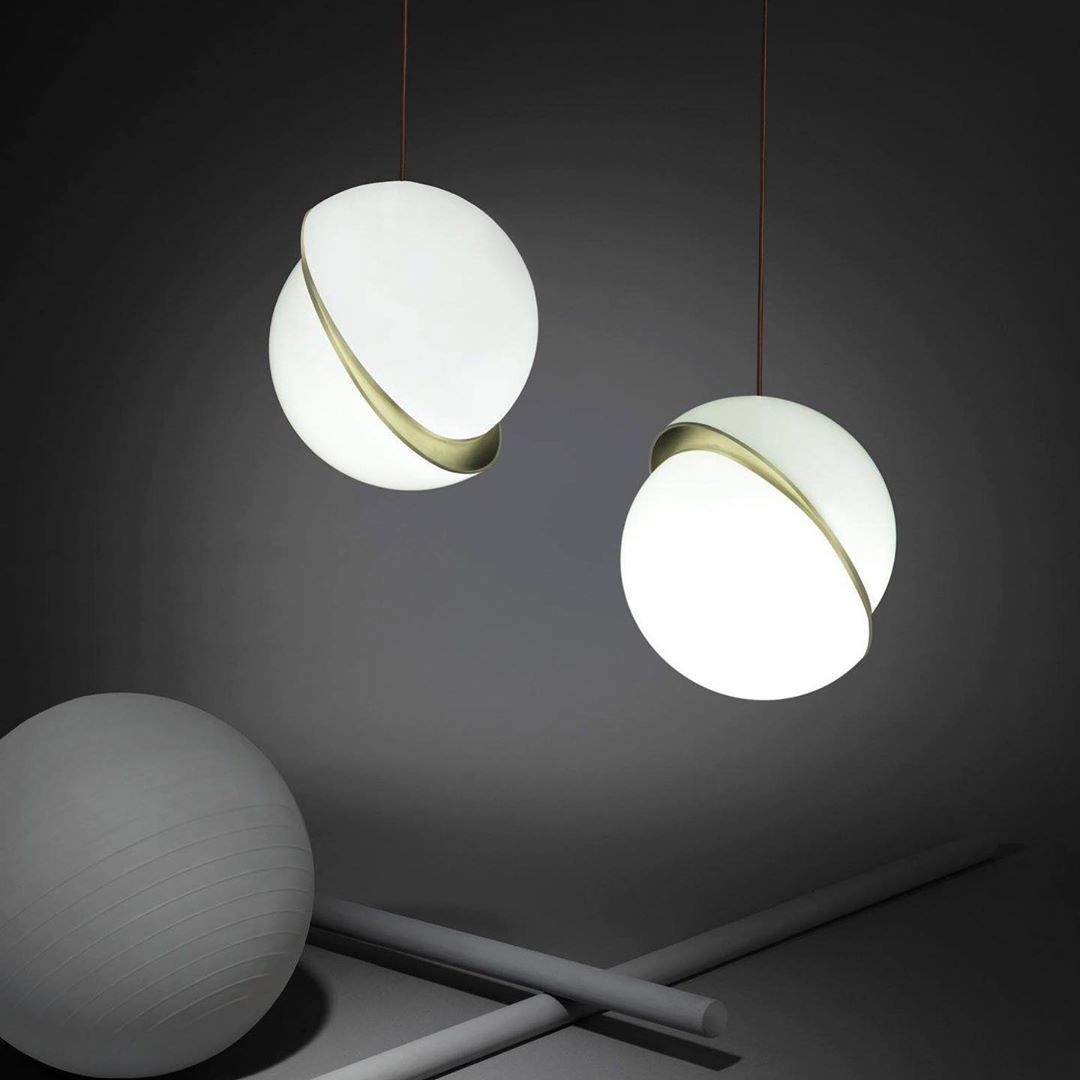 Lampa wisząca w kształcie półksiężyca
