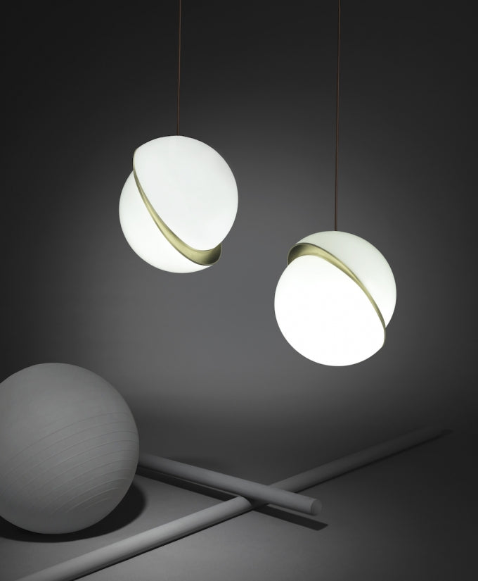 Lampa wisząca w kształcie półksiężyca