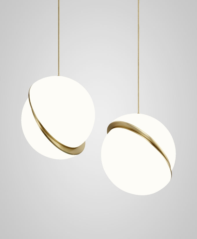 Lampa wisząca w kształcie półksiężyca