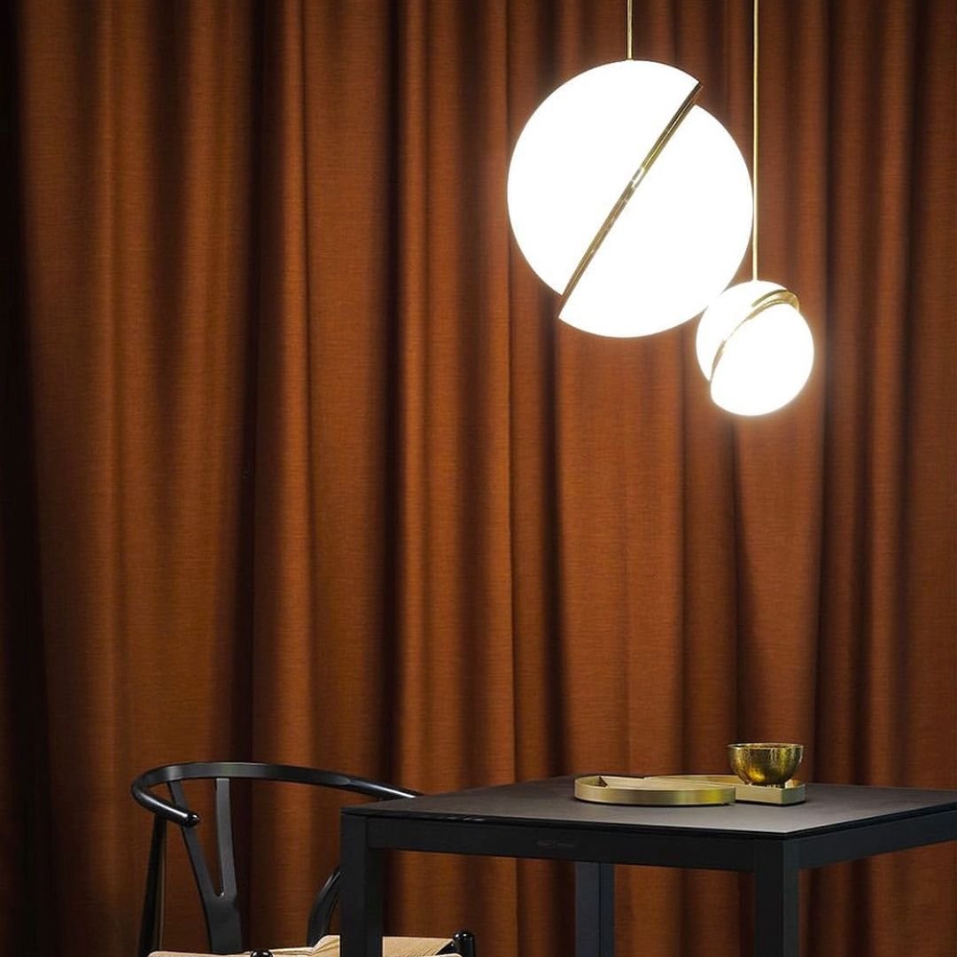 Lampa wisząca w kształcie półksiężyca