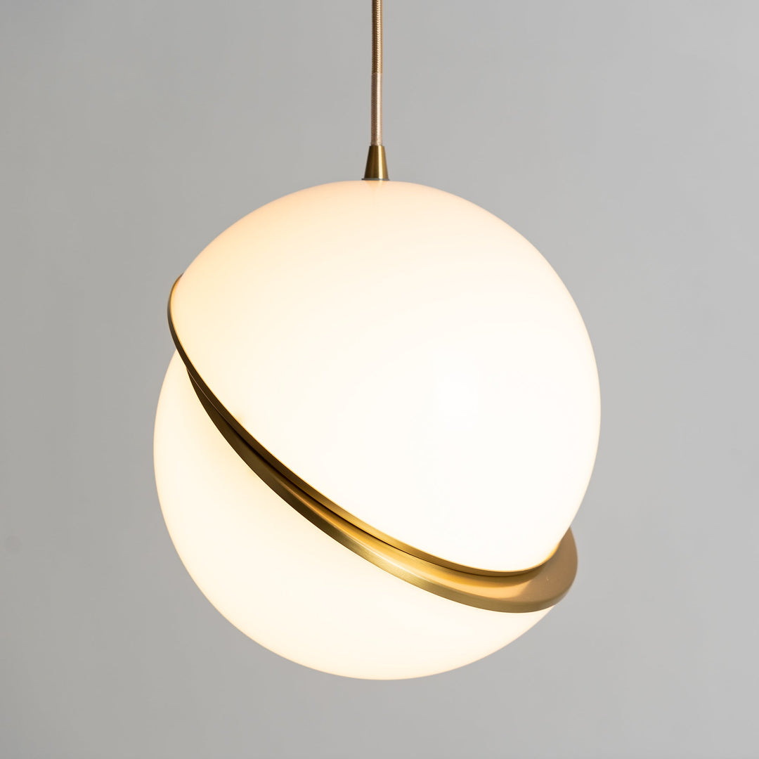 Lampa wisząca w kształcie półksiężyca