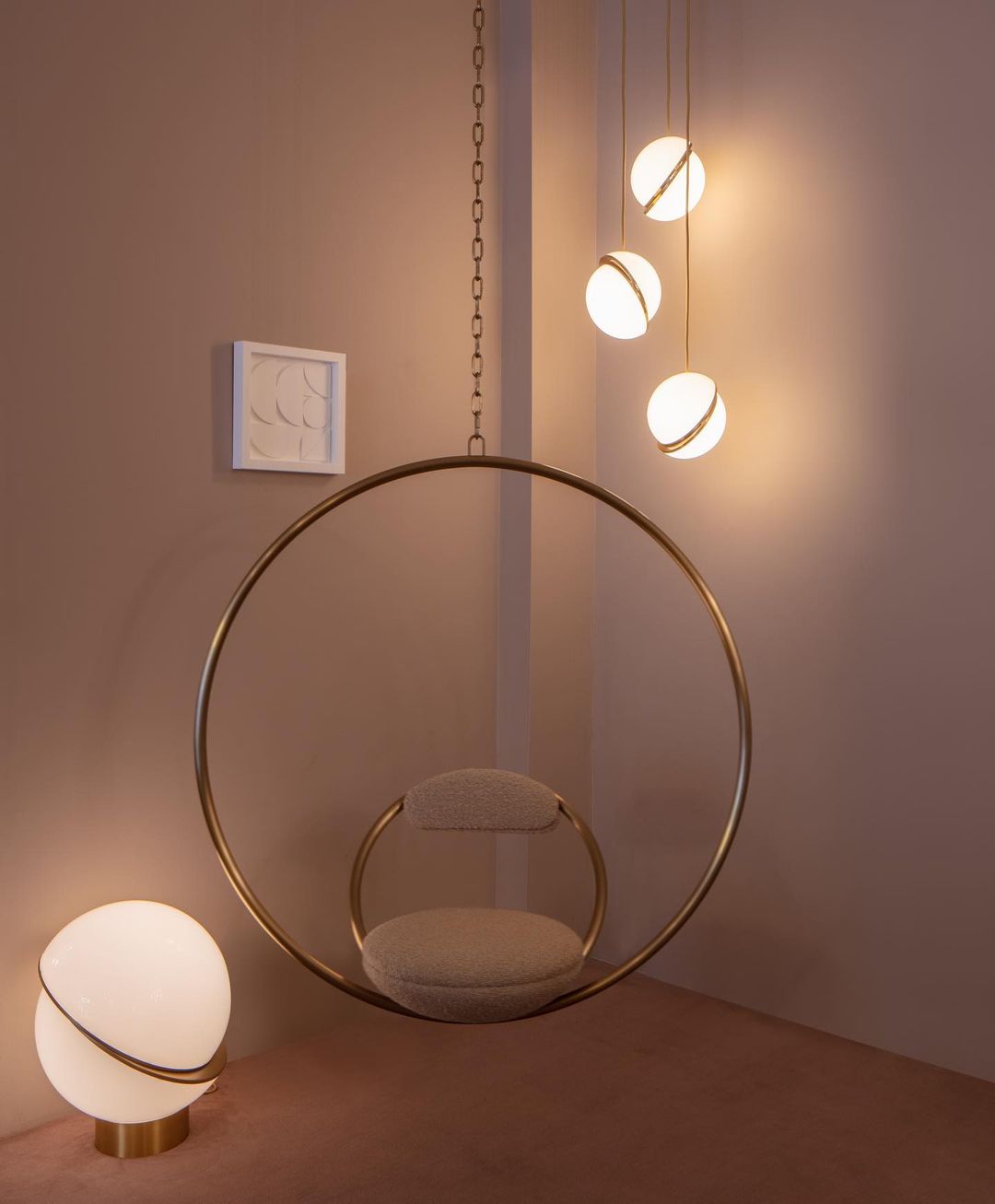 Lampa wisząca w kształcie półksiężyca