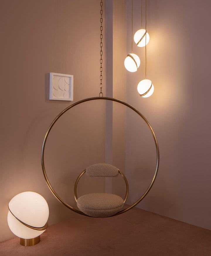 Lampa wisząca w kształcie półksiężyca