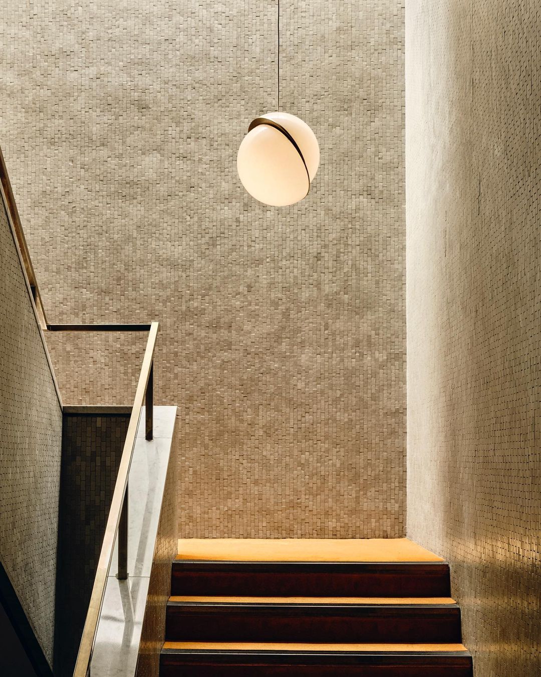 Lampa wisząca w kształcie półksiężyca