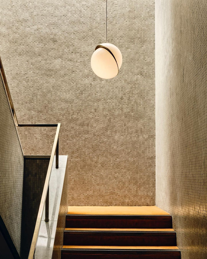 Lampa wisząca w kształcie półksiężyca