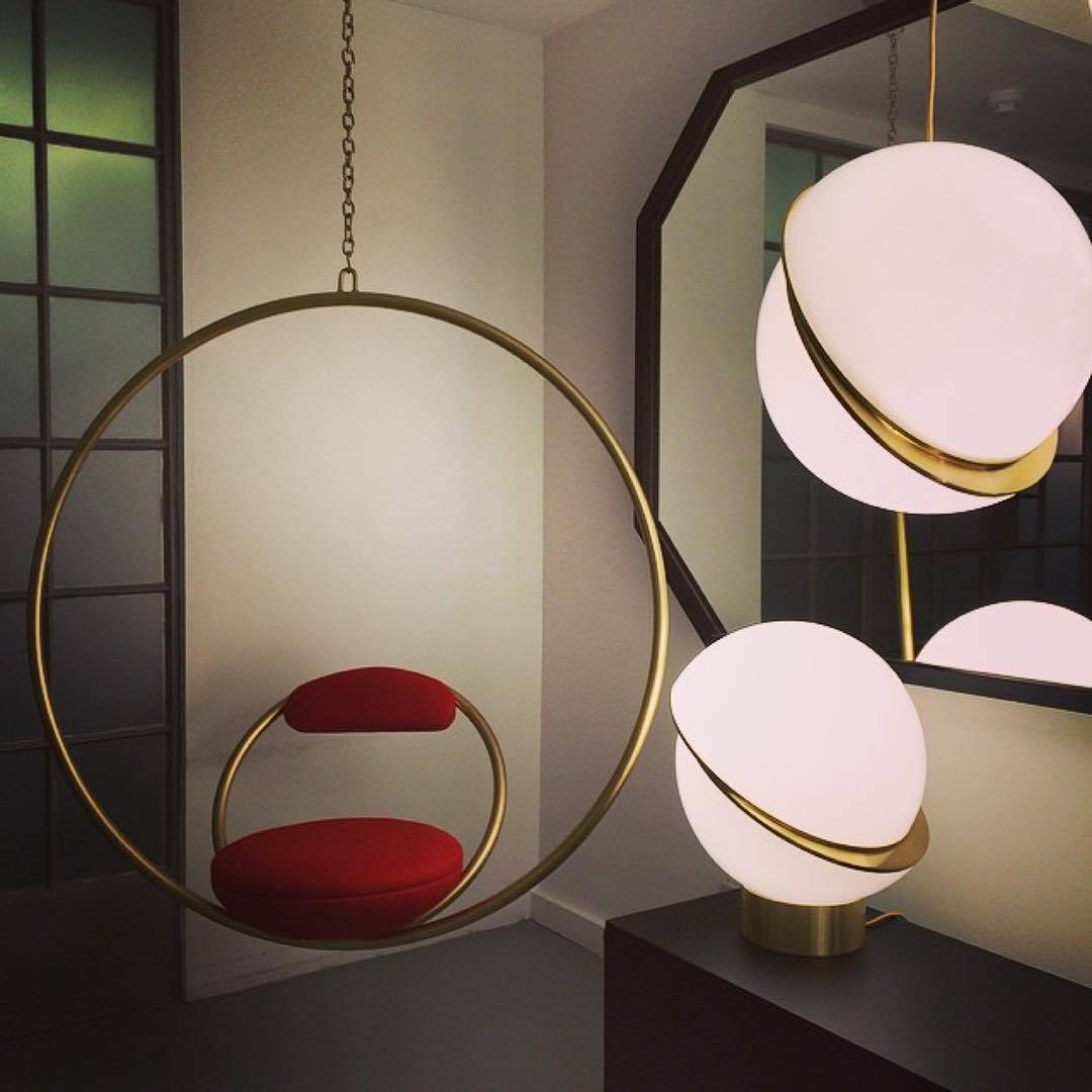 Lampa wisząca w kształcie półksiężyca