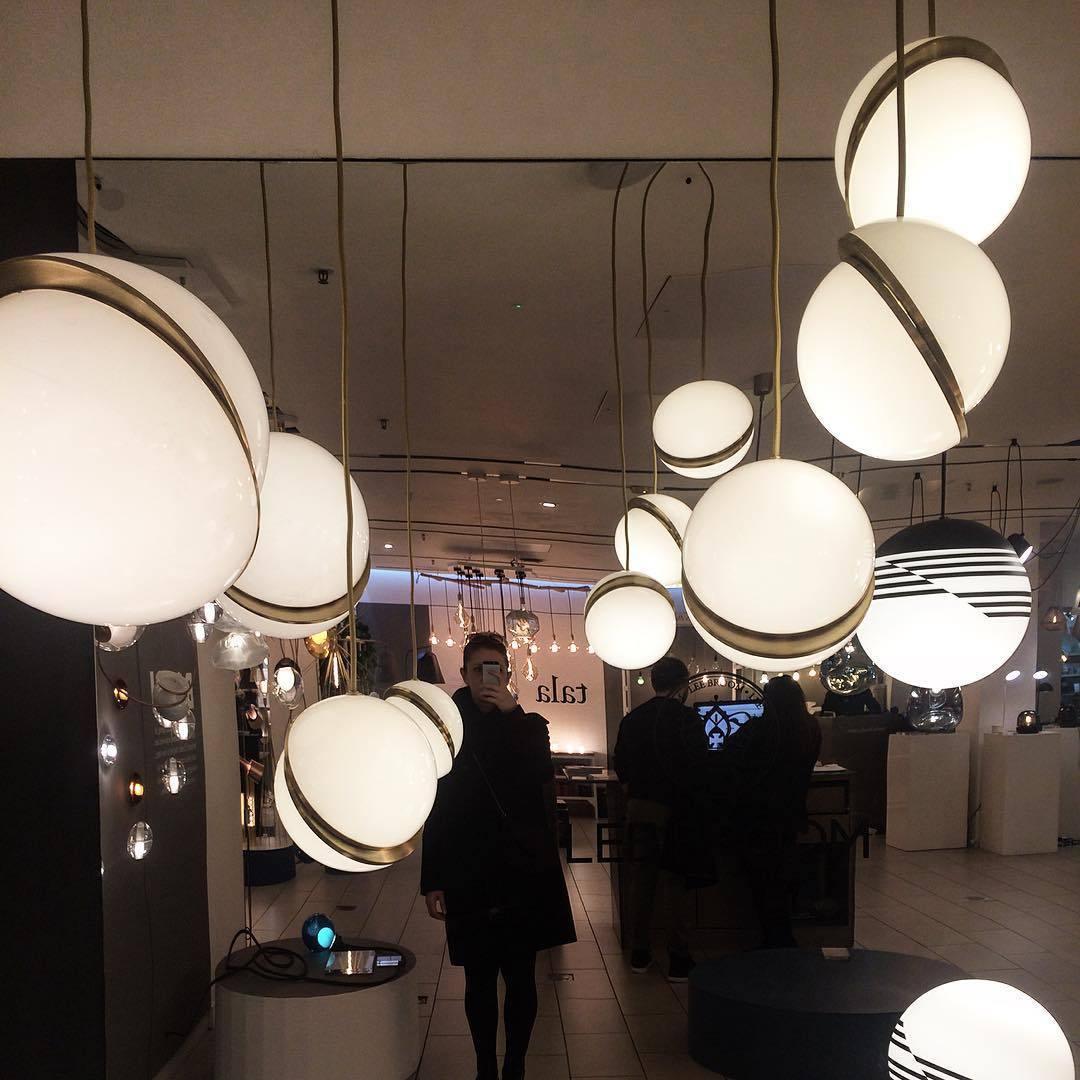 Lampa wisząca w kształcie półksiężyca