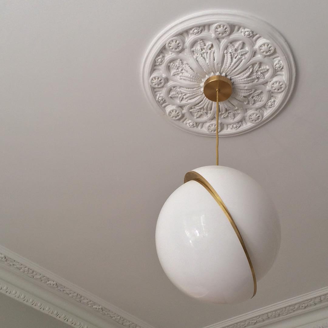 Lampa wisząca w kształcie półksiężyca