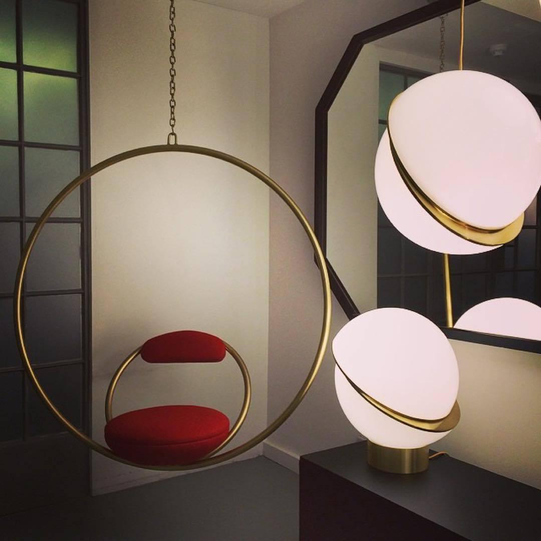 Lampa wisząca w kształcie półksiężyca