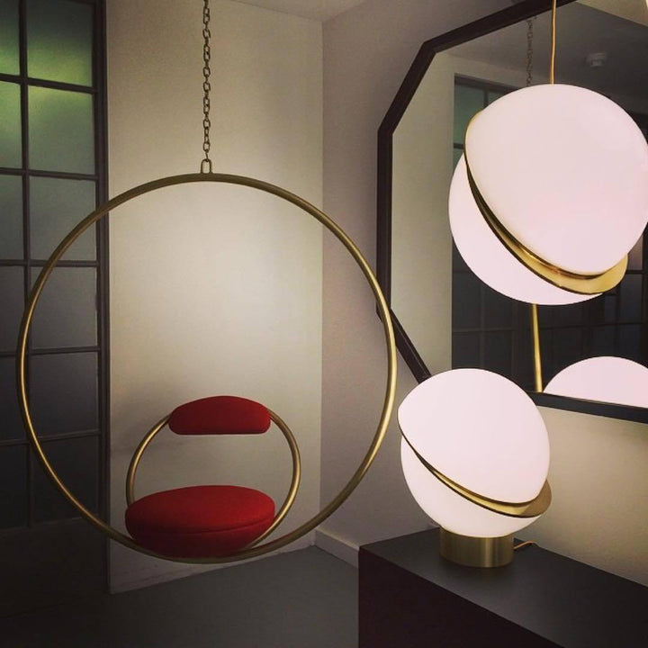 Lampa wisząca w kształcie półksiężyca