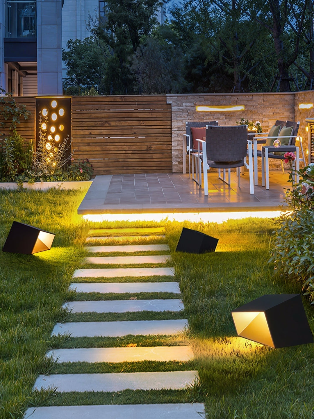 Lampa ogrodowa Cube Garden na energię słoneczną