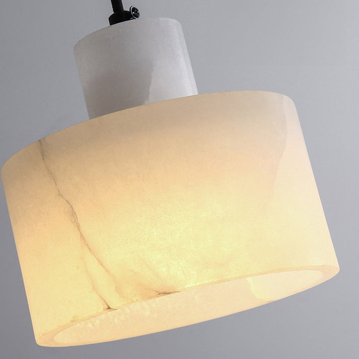 Skandynawska prosta lampa wisząca z białego marmuru