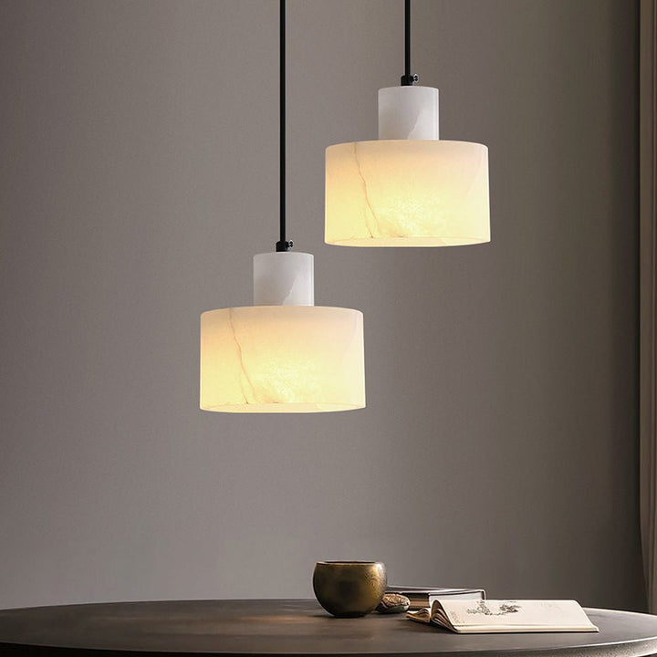 Skandynawska prosta lampa wisząca z białego marmuru