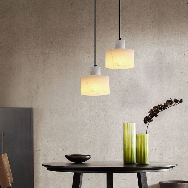 Skandynawska prosta lampa wisząca z białego marmuru