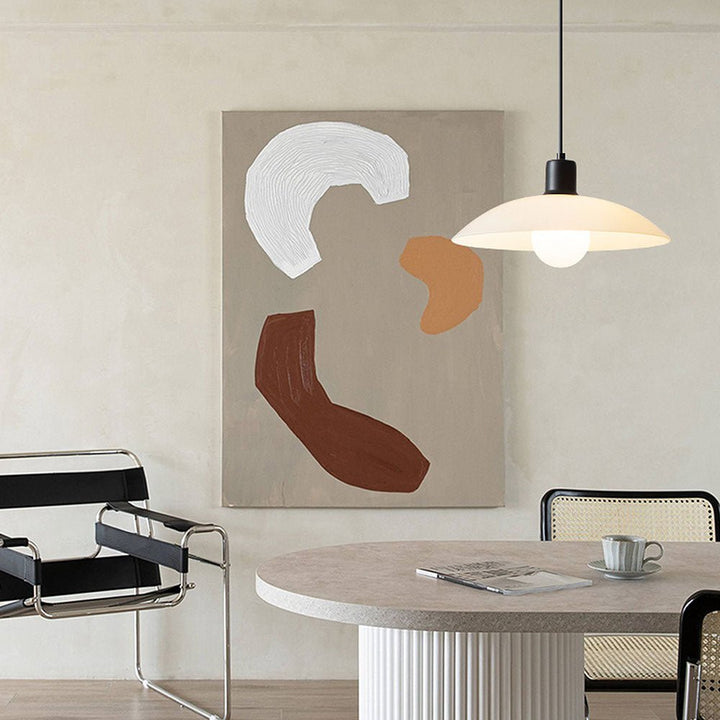 Minimalistyczna lampa wisząca z białego szkła warstwowego