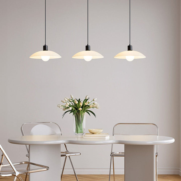 Minimalistyczna lampa wisząca z białego szkła warstwowego