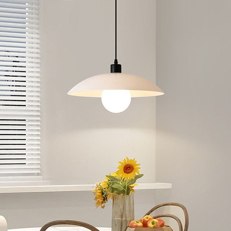 Minimalistyczna lampa wisząca z białego szkła warstwowego