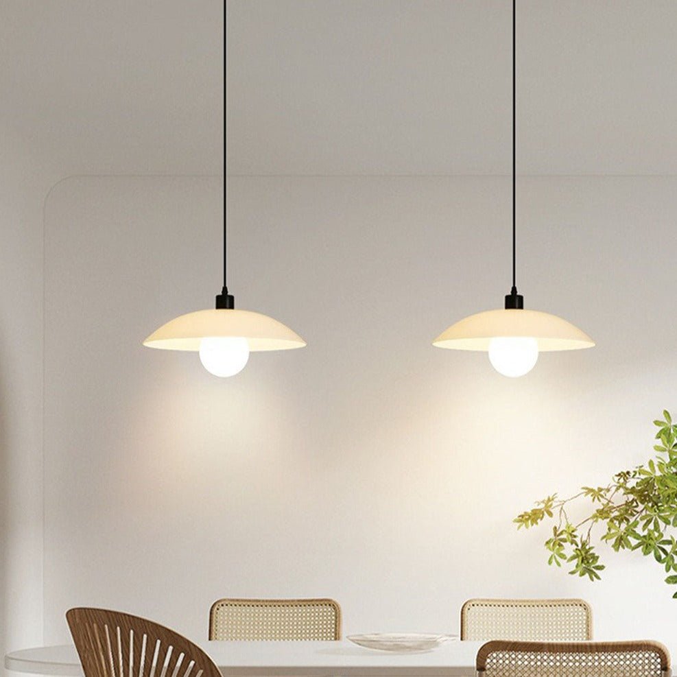 Minimalistyczna lampa wisząca z białego szkła warstwowego