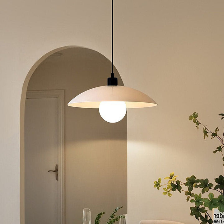 Minimalistyczna lampa wisząca z białego szkła warstwowego