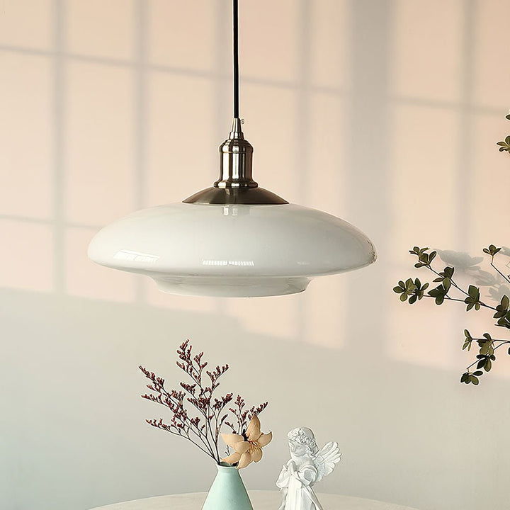 Nowoczesna lampa wisząca z białego szkła