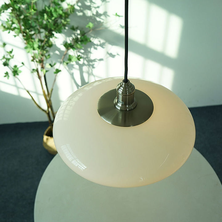 Nowoczesna lampa wisząca z białego szkła